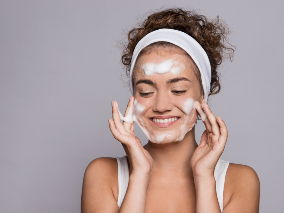 Jak oczyszczać skórę twarzy